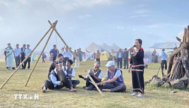 Biểu diễn các làn điệu dân ca tại thảo nguyên Bùi Hui, xã Đặng Thùy Trâm. (Ảnh: TTXVN phát) Biểu diễn các làn điệu dân ca tại thảo nguyên Bùi Hui, xã Đặng Thùy Trâm. (Ảnh: TTXVN phát)