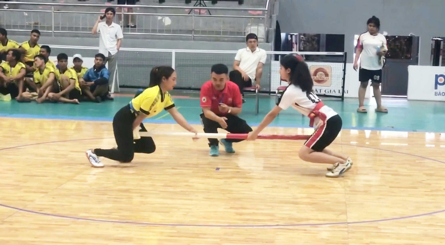 VĐV Blơih (áo vàng) tranh tài tại Hội thi thể thao các dân tộc thiểu số tỉnh Gia Lai (cũ) năm 2025. Ảnh NVCC VĐV Blơih (áo vàng) thi đấu tại Hội thi thể thao các dân tộc thiểu số tỉnh Gia Lai (cũ) năm 2025.