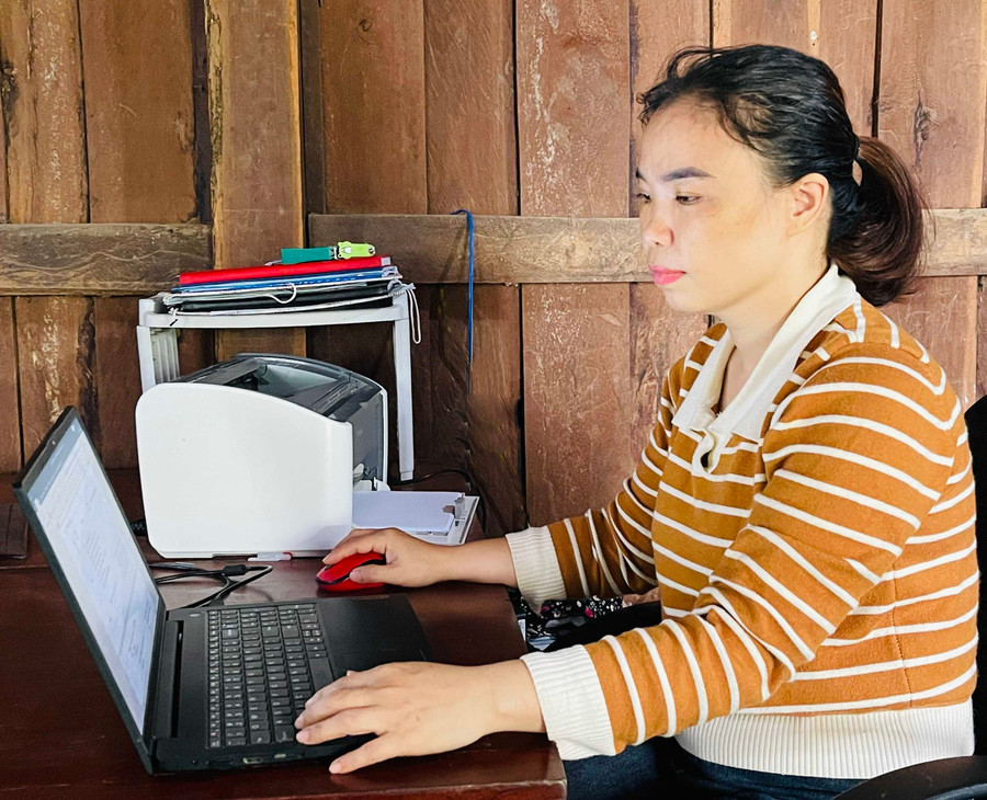 Cô Nguyệt chuẩn bị giáo án. Ảnh: P.D Cô Nguyệt chuẩn bị giáo án.