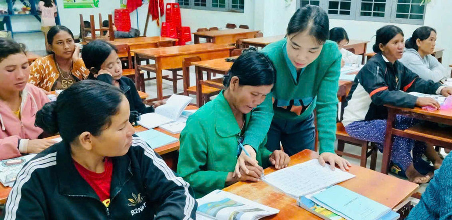 Buổi tối, cô Nguyễn Thị Ánh Nguyệt dành thời gian dạy xóa mù chữ cho người dân làng Hnap và Khôi. Ảnh: NVCC Buổi tối cô Nguyễn Thị Ánh Nguyệt dành thời gian dạy xóa mù chữ cho người dân trong làng Hnap và Khôi.