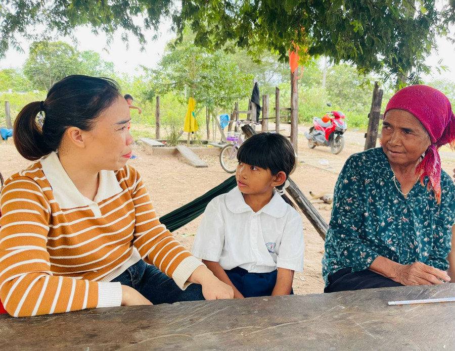 Thường xuyên trò chuyện với học sinh và người dân, cô Nguyệt vừa mau chóng thạo tiếng Jrai, vừa dễ dàng nắm bắt tâm tư tình cảm của bà con hơn. Ảnh: P.D Thường xuyên trò chuyện với học sinh và người dân, cô Nguyệt vừa mau chóng thạo tiếng Jrai, vừa dễ dàng nắm bắt tâm tư tình cảm của bà con hơn