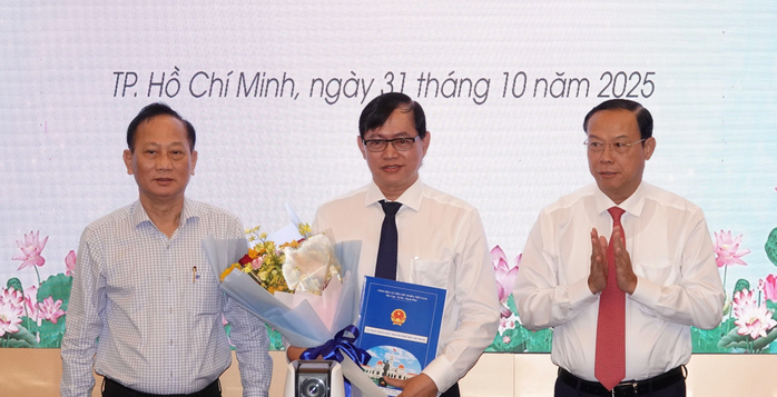 Lãnh đạo TP HCM trao quyết định và chúc mừng ông Bùi Thanh Giang nhận nhiệm vụ mới Lãnh đạo TP HCM trao quyết định và chúc mừng ông Bùi Thanh Giang nhận nhiệm vụ mới