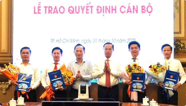 Lãnh đạo TP HCM trao quyết định cho Giám đốc và các Phó Giám đốc Trung tâm Phát triển quỹ đất TP HCM Lãnh đạo TP HCM trao quyết định cho Giám đốc và các Phó Giám đốc Trung tâm Phát triển quỹ đất TP HCM