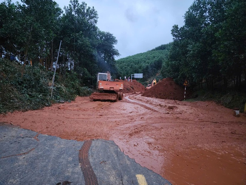 Các đơn vị quản lý đường bộ đã huy động tối đa nhân lực, thiết bị, phương tiện cơ giới, vật tư dự phòng, tập trung thông tuyến đường bị sạt lở tại miền Trung do mưa lũ. (Ảnh: PV/Vietnam+) Các đơn vị quản lý đường bộ đã huy động tối đa nhân lực, thiết bị, phương tiện cơ giới, vật tư dự phòng, tập trung thông tuyến đường bị sạt lở tại miền Trung do mưa lũ. (Ảnh: PV/Vietnam+)