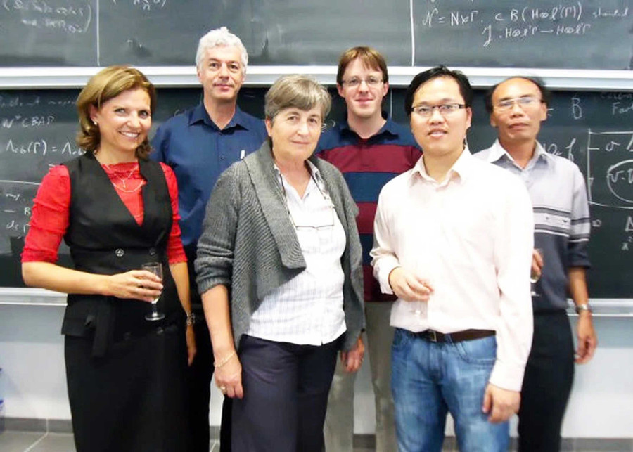 Phó Giáo sư, Tiến sĩ Lương Đăng Kỳ cùng các thầy cô ở Trường Đại học Orléans, Pháp.