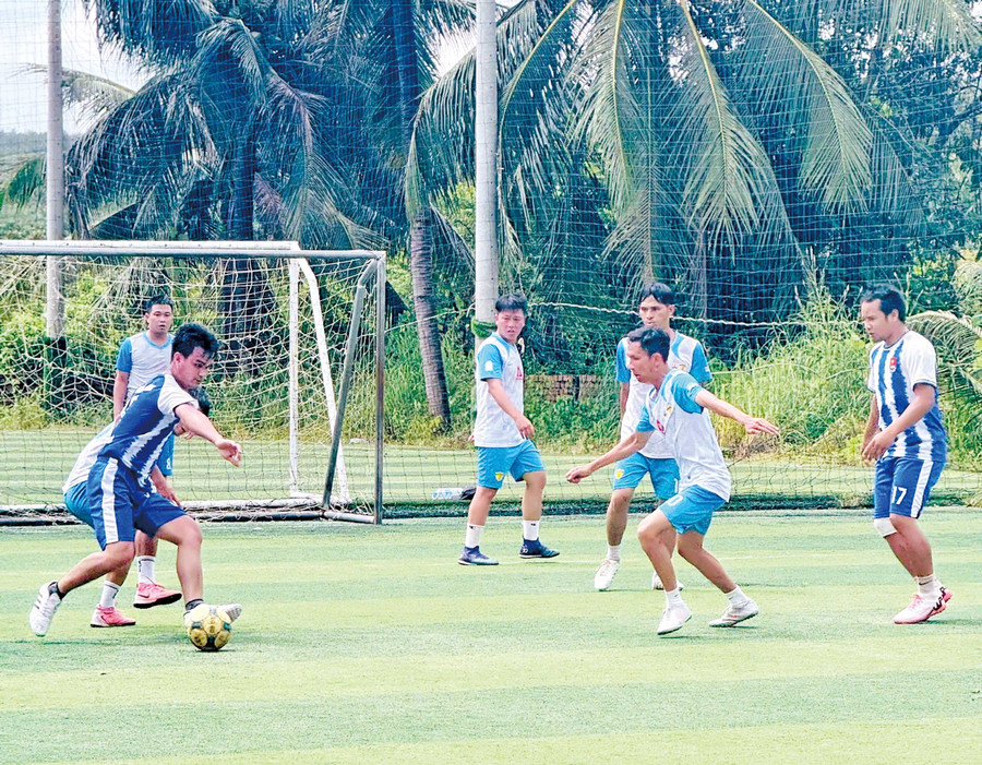 Trận chung kết giữa Câu lạc bộ Bóng đá Doanh nhân trẻ Gia Lai và đội Đoàn xã Ia Krái. Ảnh: ĐVCC Trận chung kết giải bóng đá giữa đội Câu lạc bộ Bóng đá Doanh nhân trẻ Gia Lai và đội Đoàn xã Ia Krái.