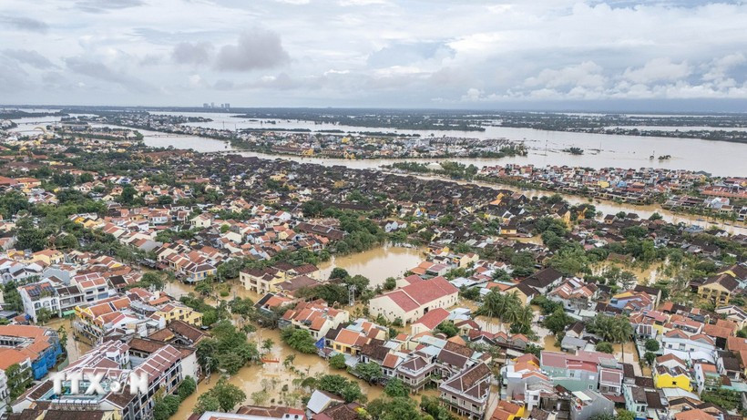 Phố cổ Hội An bị ngập sâu trong nước lũ. (Ảnh: Anh Dũng/TTXVN) Phố cổ Hội An bị ngập sâu trong nước lũ. (Ảnh: Anh Dũng/TTXVN)