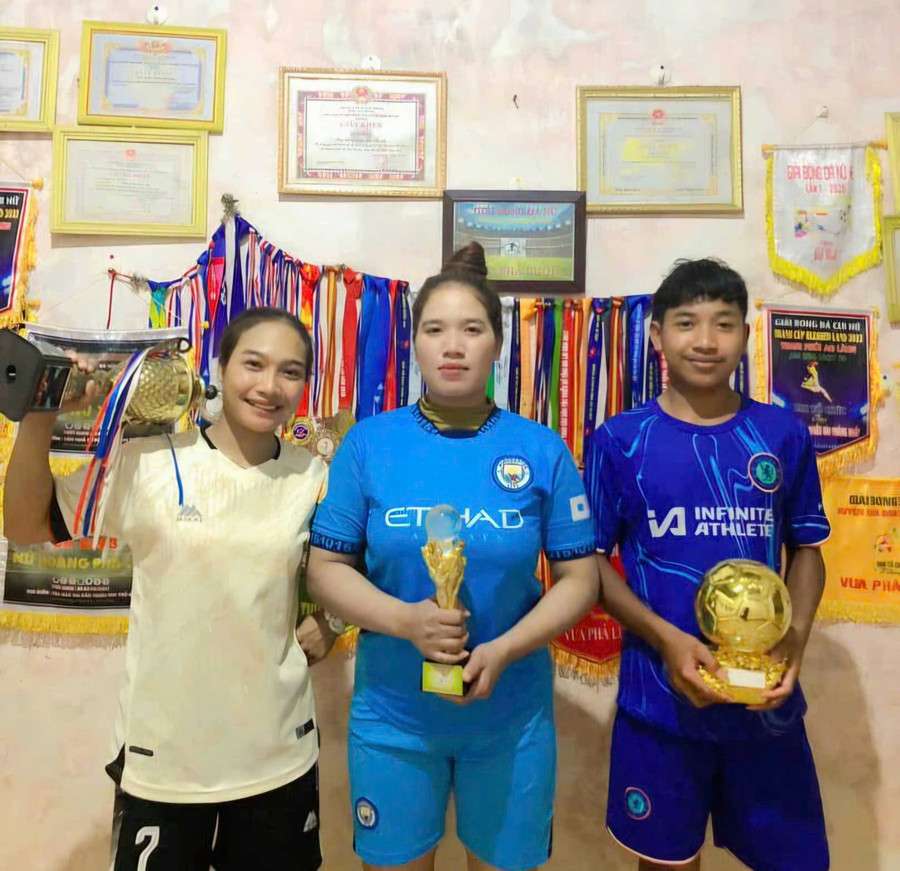 Chị Blơih (bên trái) và Blam (ở giữa) giới thiệu về các thành tích thể thao của mình đạt được. Ảnh: NVCC Chị Blơih (bên trái) và Blam (ở giữa) giới thiệu về các thành tích thể thao của mình đạt được.