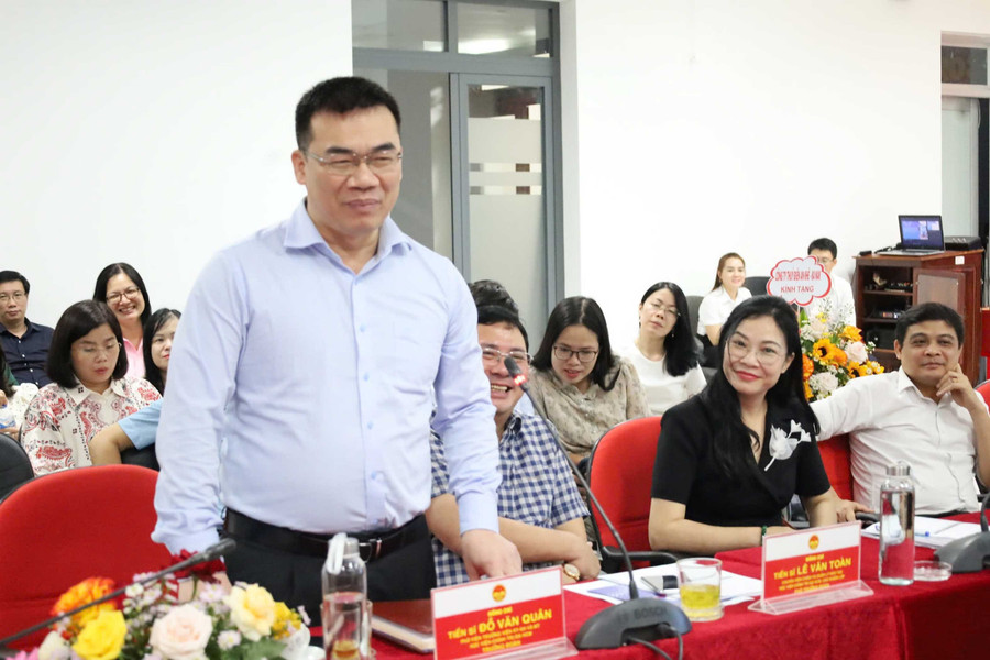 Đồng chí Tiến sĩ Đỗ Văn Quân-Phó Viện trưởng Viện Kinh tế-Xã hội và Môi trường, Trưởng đoàn chia sẻ nhiều góc nhìn sâu sắc tại buổi thảo luận. Ảnh: Thu Hoài