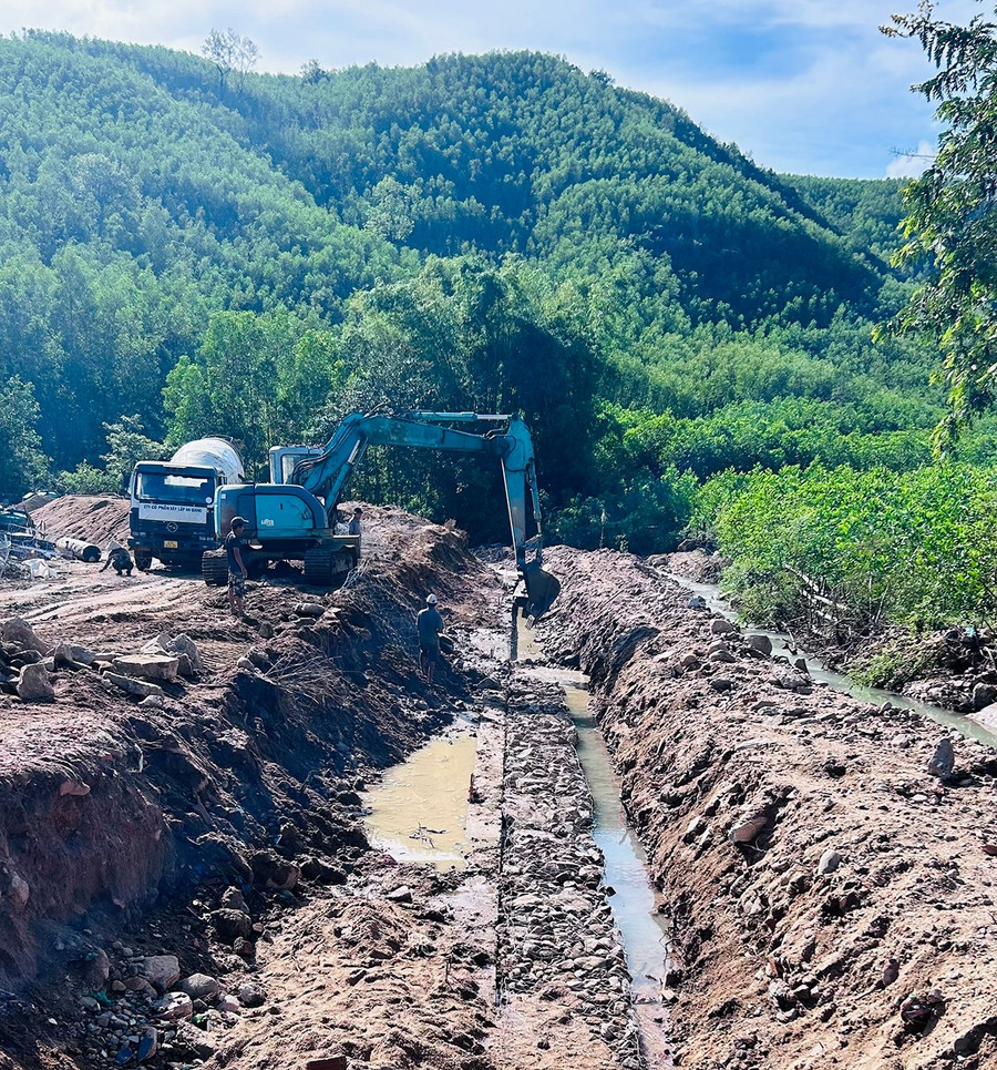 Nhờ nguồn lực từ Dự án 4, UBND xã Vân Canh đang đầu tư xây dựng kè chống sạt lở tại làng Kà Te. Ảnh: D.Đ Nhờ nguồn lực từ Dự án 4, UBND xã Vân Canh đang đầu tư xây dựng kè chống sạt lở tại làng Kà Te.