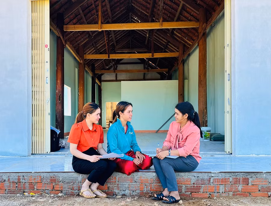 Cán bộ UBND xã Vĩnh Sơn gặp gỡ chị Đinh Thị Hạnh (giữa) ở khu tái định canh, định cư làng K2 (Suối Đá) để nắm bắt tình hình đời sống sau khi chuyển về nơi ở mới. Ảnh: D.Đ