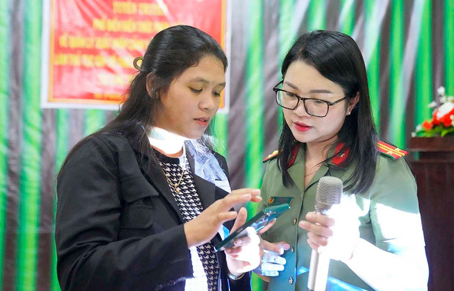 Cán bộ phòng Quản lý xuất nhập cảnh hướng dẫn bà con làng Triêl làm thủ tục đề nghị cấp hộ chiếu trên dịch vụ công trực tuyến. Ảnh: T.T them1-4573.jpg