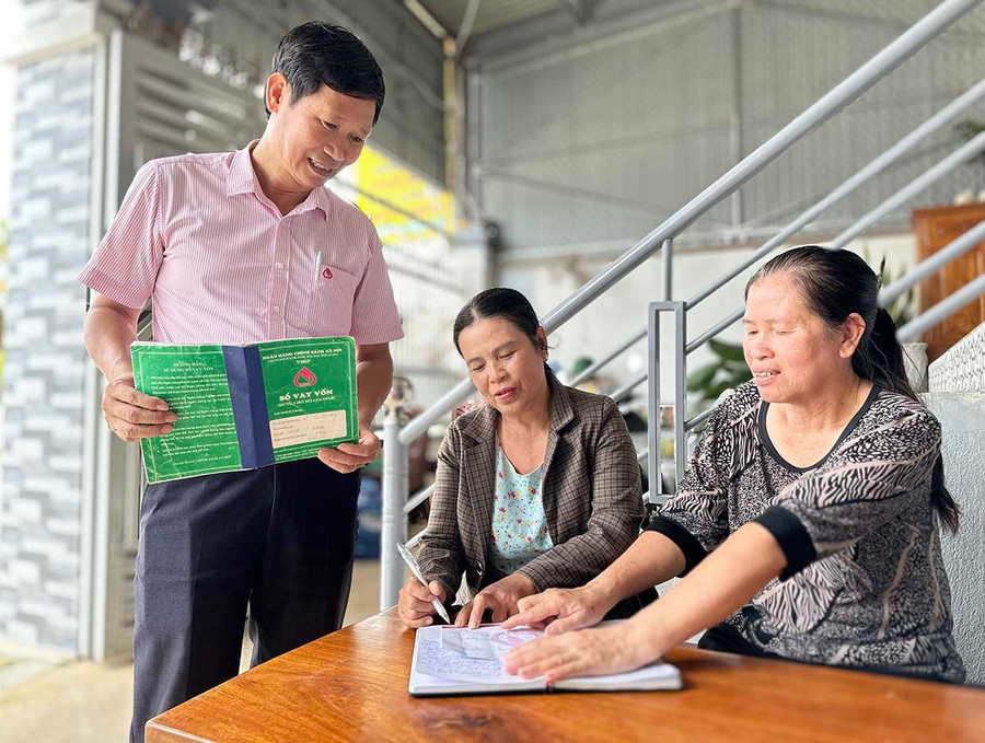 Nhờ nguồn vốn chương trình học sinh, sinh viên, con gái bà Lê Thị Thanh (giữa, xã Kbang) được đi học và có việc làm ổn định. Ảnh: D.Đ bg-1-3024.jpg