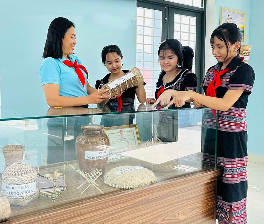 Học sinh Trường Phổ thông dân tộc nội trú THCS&THPT An Lão tìm hiểu về bản sắc văn hóa dân tộc mình tại Phòng sinh hoạt truyền thống mới được xây dựng. Ảnh: D.Đ them2.jpg