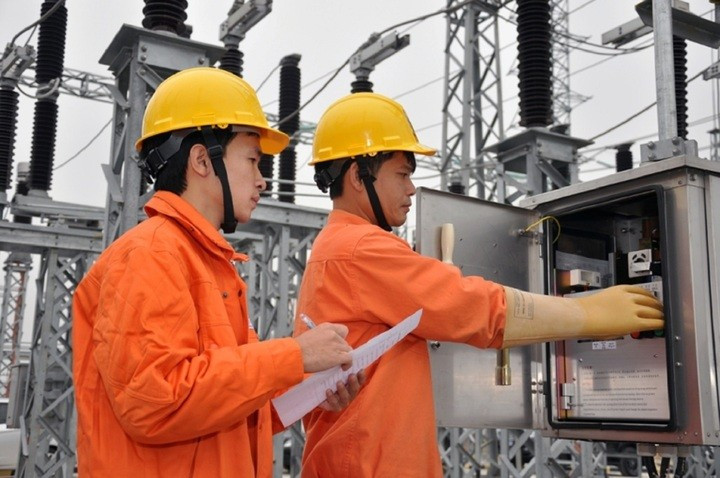 Người dân lo hóa đơn tiền điện sẽ tăng khi gánh thêm khoản lỗ của EVN. (Ảnh minh họa: EVN). khoan-tien.jpg