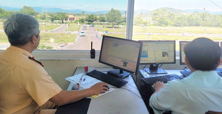 Thông qua hệ thống camera bố trí trên sa hình, phần thi của thí sinh được truyền trực tiếp về phòng máy để kiểm soát toàn bộ quá trình thi. Ảnh: K.A bg8-2.jpg