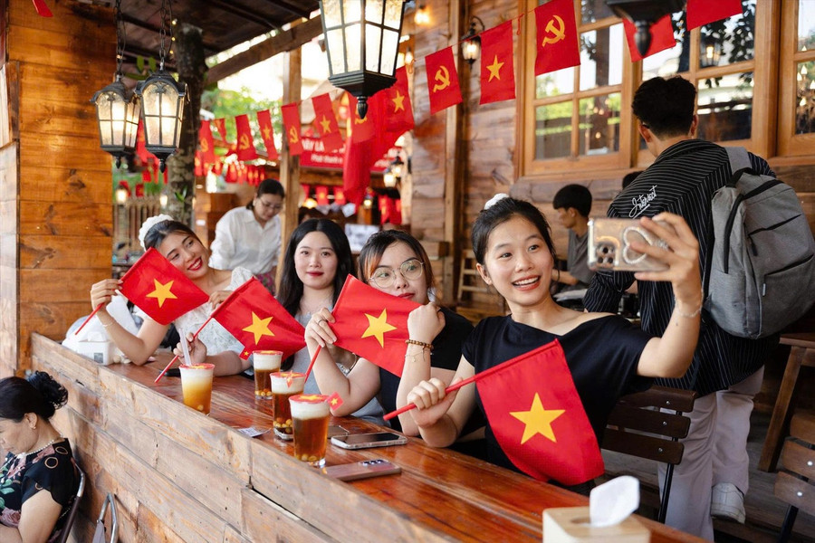 Bạn trẻ check-in ở quán cà phê đua trend yêu nước. Ảnh: Trọng Tài Bạn trẻ check-in ở quán cà phê đua trend yêu nước. Ảnh: Trọng Tài