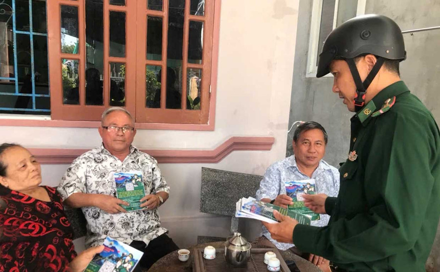 Cán bộ Đồn Biên phòng Cát Khánh (xã Đề Gi) đến tận nhà vận động ngư dân phòng-chống khai thác hải sản bất hợp pháp. Ảnh: N.N bg2.jpg