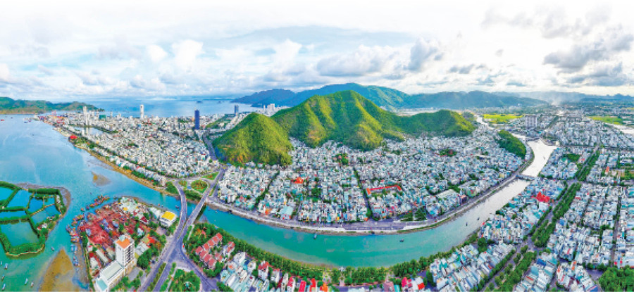 Toàn cảnh phường Quy Nhơn, phường Quy Nhơn Nam nhìn từ hướng đầm Thị Nại. Ảnh: Nguyễn Dũng trang1-gl.jpg