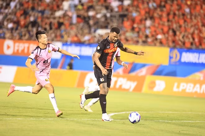 Các ngoại binh dần bắt nhịp, Ninh Bình FC khẳng định tham vọng vô địch với chiến thắng thứ 2 liên tiếp. (Ảnh: VPF)