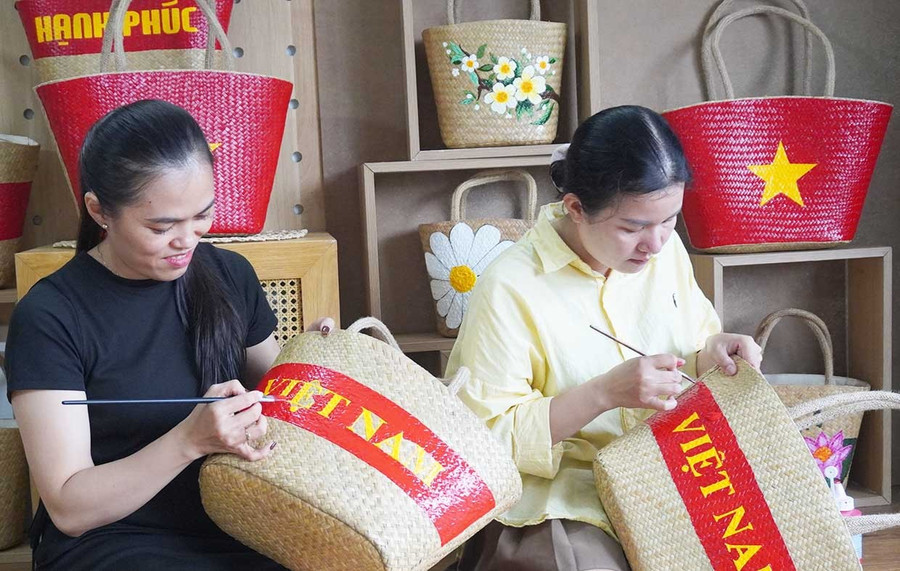 Những chiếc túi cỏ bàng đang hút khách dịp Quốc khánh 2.9 của cơ sở sản xuất Lá Việt Craftworks. Ảnh: Chu Hằng bg10-4.jpg