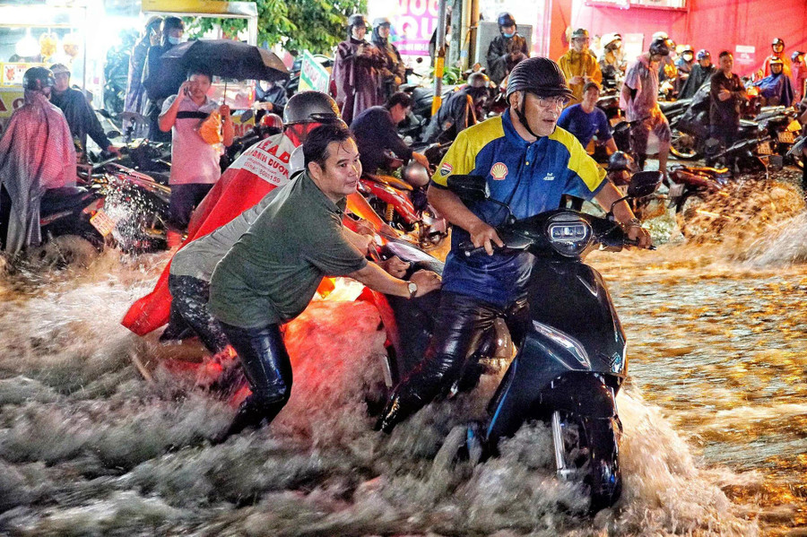 Nguy cơ ngập lụt, lũ quét và sạt lở đất sau bão số 5. Ảnh: Phạm Hữu/Nguồn TNO ngaplut.jpg