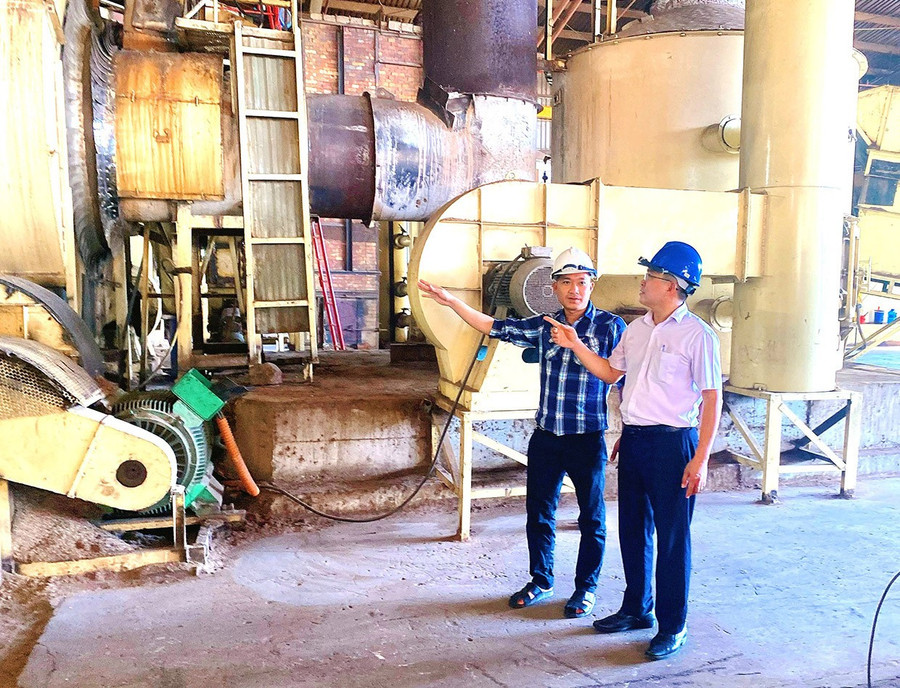 Chủ tịch UBND xã Bình Khê Nguyễn Công Đệ (bìa phải) kiểm tra tình hình kinh doanh, sản xuất tại Công ty CP Thành Ngân (Cụm công nghiệp Cầu 16). Ảnh: Hải Yến them-5-4-hai-yen.jpg