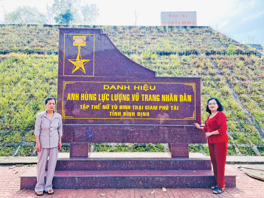 Bà Thái Thị Đào (bìa trái) cùng bà Võ Thị Thanh Quyết (nguyên Phó Trưởng ban Liên lạc nữ tù binh Trại giam Phú Tài) chụp ảnh lưu niệm tại Di tích lịch sử Trại giam Phú Tài. Ảnh: P.L bg6-2.jpg