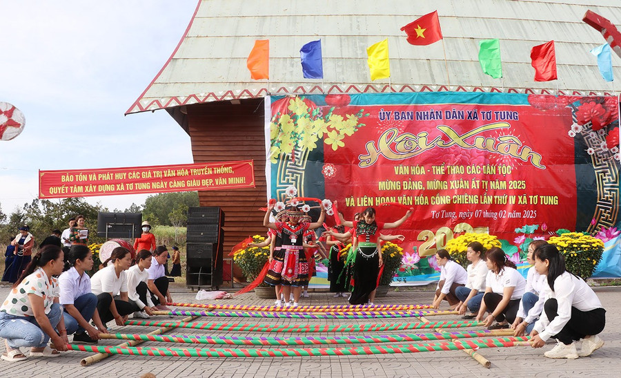 La commune de To Tung s'attache à préserver et à promouvoir son identité culturelle traditionnelle. Photo : Ngoc Minh chot4-0-bg.jpg