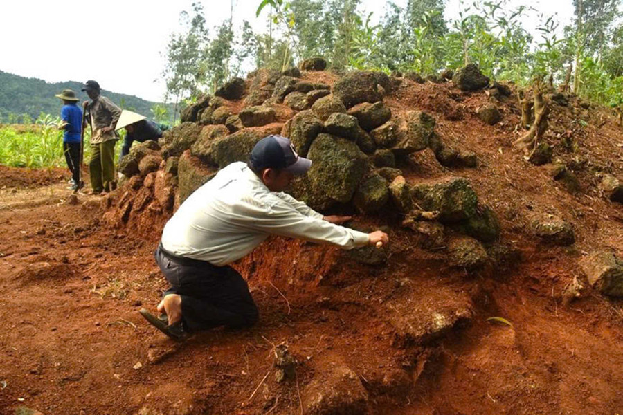 Các nhà khảo cổ học xử lý hiện trường ở lối ra vào đồn An Quang. Ảnh: N.T.Q them3-2.jpg