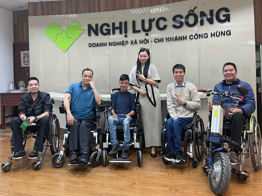 Thạc sĩ Nguyễn Tuấn Anh (thứ 2 từ phải qua) tại Công ty cổ phần Nghị lực sống (Hà Nội), nơi anh đang làm việc. Ảnh: NVCC bg2-24.jpg