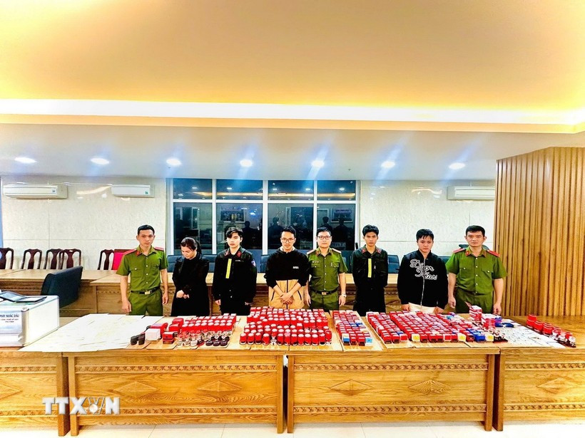 Các đối tượng bị bắt cùng tang vật trong vụ án do Công an thành phố Đà Nẵng triệt phá tháng 1/2025 (Ảnh: TTXVN phát) danang.jpg