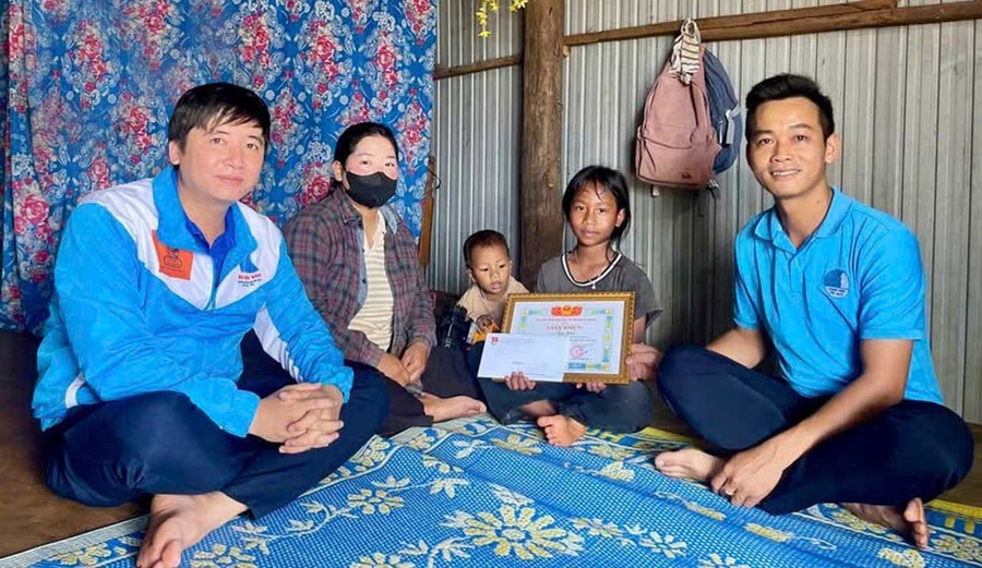 Đại diện Đoàn xã Chư Sê đến tặng giấy khen và phần thưởng cho em Kpă Hăn vì có hành động dũng cảm cứu người bị đuối nước. Ảnh: ĐVCC bg-1.jpg