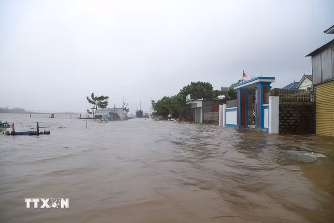 Nước biển dâng cao khiến nhiều khu dân cư ven cửa biển Lạch Vạn thuộc xã Diễn Châu, tỉnh Nghệ An bị cô lập. (Ảnh: Xuân Tiến/TTXVN)