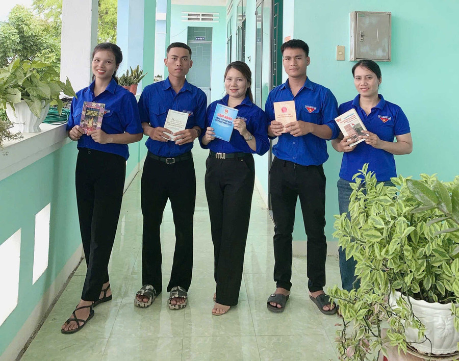 Chị Nay H'Hiêng (đứng giữa) lan tỏa tình yêu sách đến các bạn đoàn viên, thanh niên. Ảnh: Vũ Chi the3.jpg