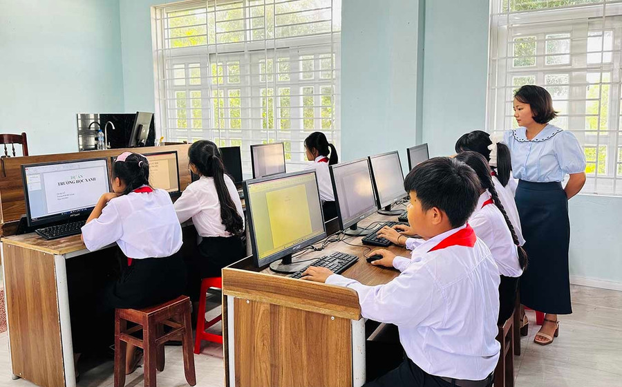 Học sinh Trường Phổ thông dân tộc bán trú THCS An Lão được học tập trong môi trường khang trang, hiện đại. Ảnh: D.Đ bgchot-4.jpg