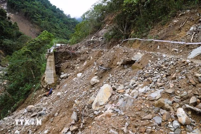 Mặt đường quốc lộ 16 và hạ tầng giao thông bị tàn phá nghiêm trọng tại điểm sạt lở vách núi và ta-luy âm đoạn qua địa bàn bản Xói Voi (xã Nhôn Mai, tỉnh Nghệ An). (Ảnh: Xuân Tiến/TTXVN)