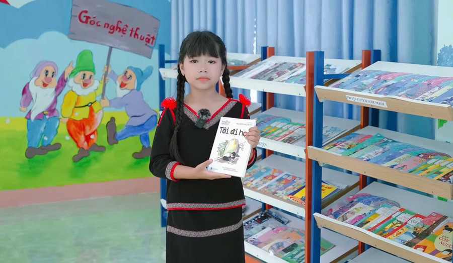 Nahria Rose An Nhiên giới thiệu cuốn sách "Tôi đi học" đến với độc giả. Ảnh: Vũ Chi bg1.jpg