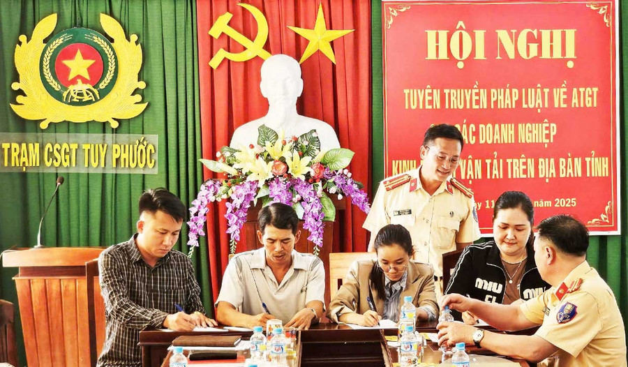 Trạm CSGT Tuy Phước (Phòng CSGT) tuyên truyền pháp luật và vận động doanh nghiệp vận tải ủng hộ kinh phí giúp người nghèo học, thi bằng lái. Ảnh: ĐVCC them3.jpg