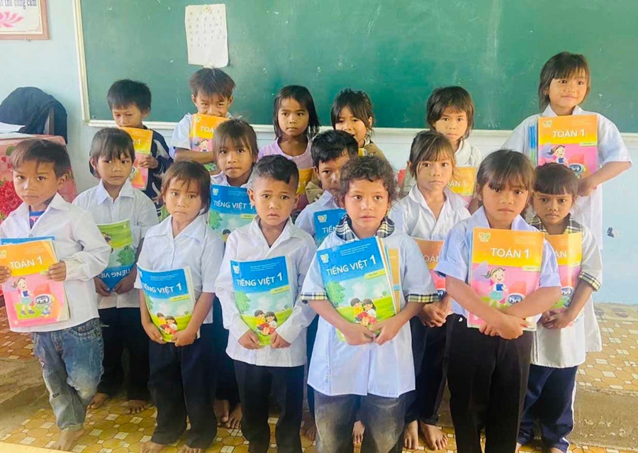 Qua vận động của nhà trường, nhiều học sinh Trường Phổ thông Dân tộc Bán trú Tiểu học và THCS Nguyễn Khuyến (xã Chư Krey) đã được nhà hảo tâm tặng sách giáo khoa mới. Ảnh: ĐVCC them10-3.jpg
