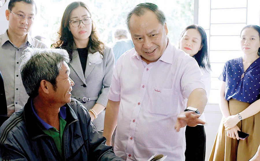 Phó Bí thư Tỉnh ủy Châu Ngọc Tuấn trò chuyện với người dân đến giải quyết thủ tục hành chính tại Trung tâm Phục vụ hành chính công phường An Phú. Ảnh: Minh Trung