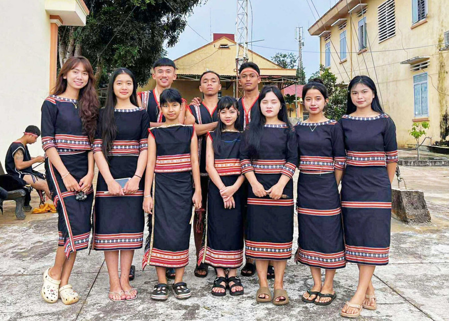 Em Rcom Nay H Srina (thứ 3 từ trái sang) cùng các thành viên của Đội nhạc cụ truyền thống làng Piơm (xã Đak Đoa) trong trang phục dân tộc Bana, chuẩn bị biểu diễn tại xã Đak Đoa. Ảnh: Đồng Lai 2bg-5658.jpg