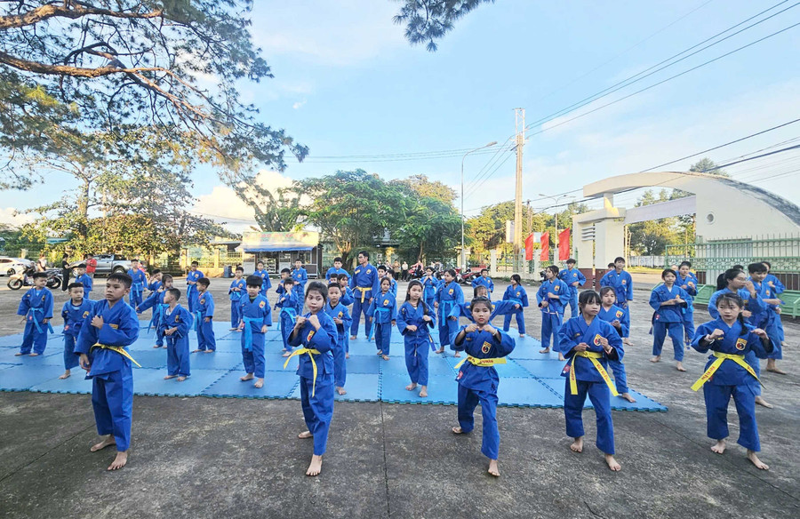 Vào mỗi buổi chiều hàng tuần, không khí tập luyện tại CLB Vovinam xã Ia Grai luôn sôi động và đầy nhiệt huyết. Ảnh: R'Ô HOK 22-them.jpg
