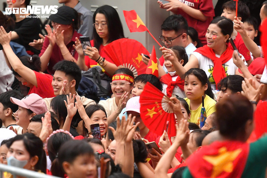 Không khí vui tươi chờ xem diễu binh, diễu hành trên các tuyến phố Thủ đô Hà Nội. Ảnh nguồn vtcnews.vn 2khongkhidieu-binh-08120858.jpg