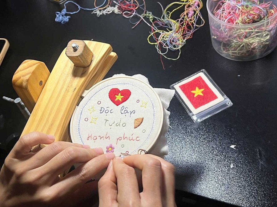 Từng đường kim, mũi chỉ gửi gắm tinh thần yêu nước, niềm tự hào dân tộc trong sản phẩm thêu. Ảnh: Chu Hằng them10-5.jpg