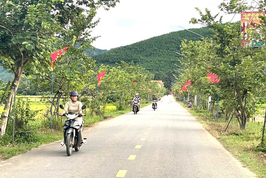 Những tuyến đường rợp cờ chào mừng Đại hội đại biểu Đảng bộ xã Kim Sơn lần thứ I, nhiệm kỳ 2025 - 2030. Ảnh: ĐVCC bg-5-2.jpg