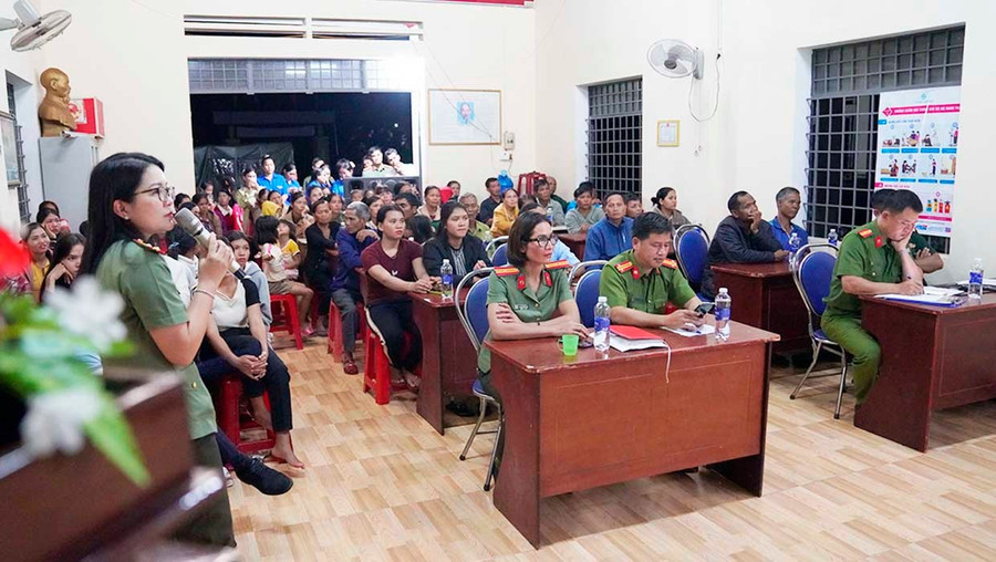 Tuyên truyền, phổ biến kiến thức pháp luật về quản lý xuất nhập cảnh tại làng Triêl, xã Ia Pnôn. Ảnh: T.T bg9-1.jpg