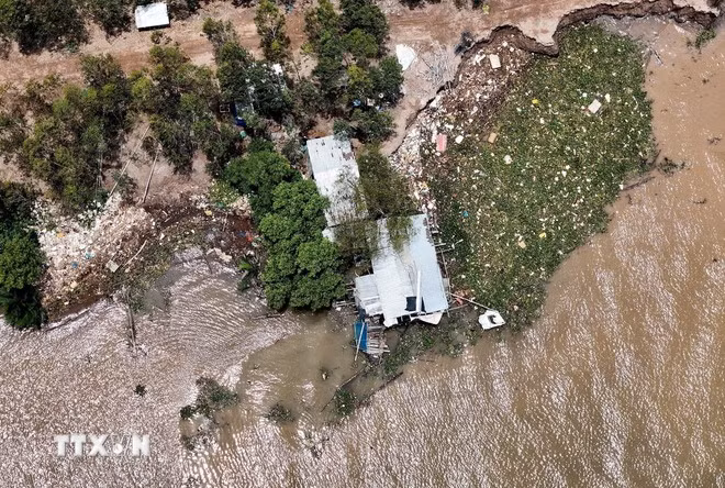 Sạt lở ven biển đe dọa đời sống người dân Đồng bằng sông Cửu Long. (Ảnh: Hồng Đạt/TTXVN)