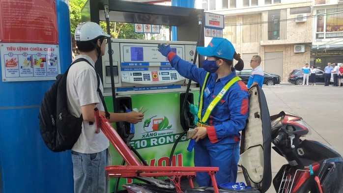 Một số cửa hàng bắt đầu bán thí điểm xăng E10 từ 1-8-2025 Một số cửa hàng bắt đầu bán thí điểm xăng E10 từ 1-8-2025