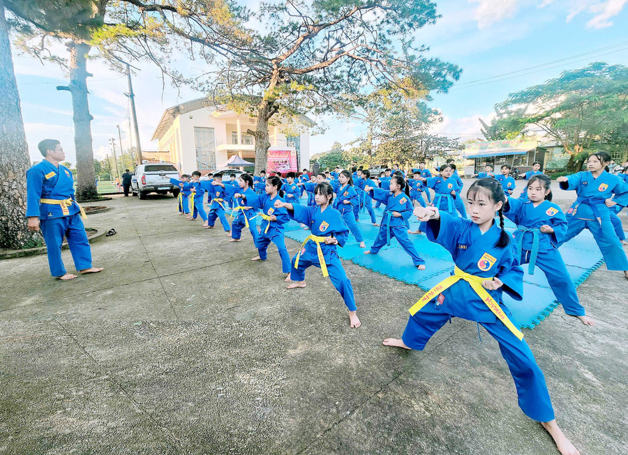 CLB Vovinam xã Ia Grai thu hút nhiều em nhỏ tích cực tập luyện. Ảnh: R’Ô HOK bg5-3.jpg